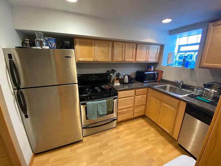 1326 W Barry Ave #G — Photo 3