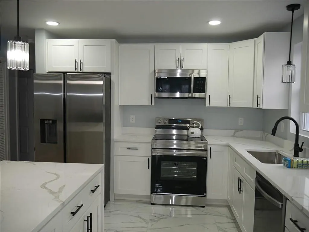 3 bed, 2.0 bath, 1419 sqft, $3,500 — Photo 2