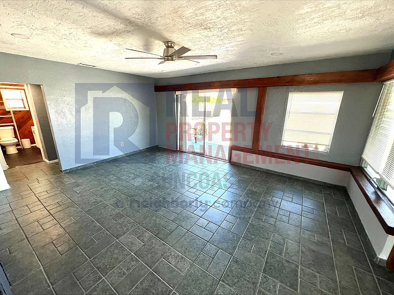 563 Parkview Dr — Photo 6