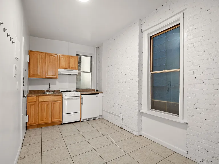 448 W 54th St #5B — Photo 6