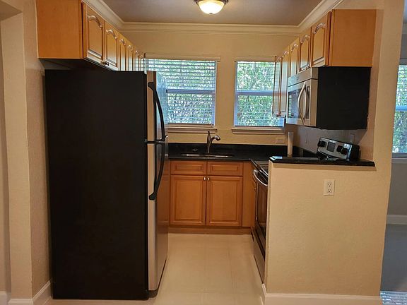2nd image of 865 W 39th St APT 4