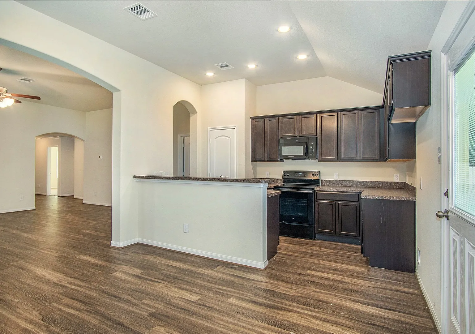 4 Bedroom/2 Bath in Lake Conroe Hills — Photo 4