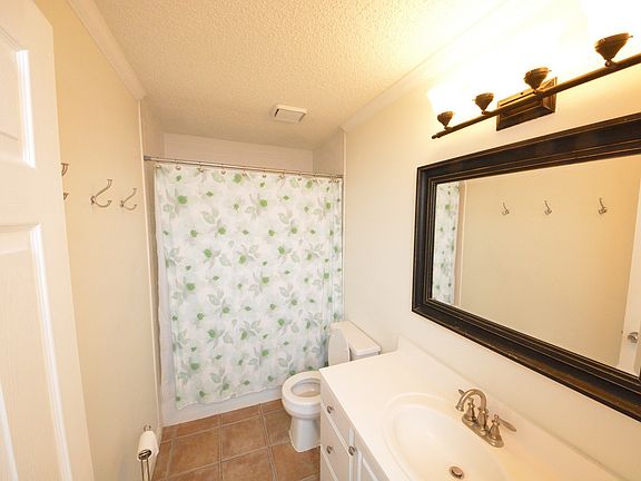 3rd image of 7113 Crown Pointe