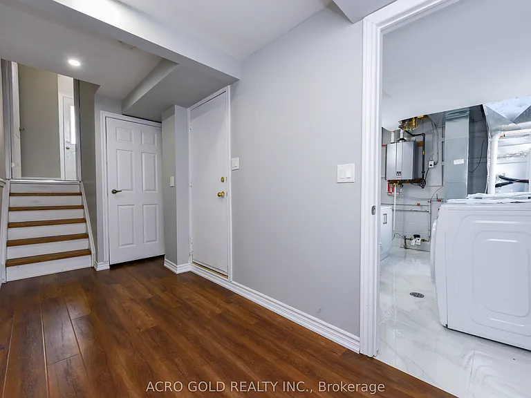 19 Hoskins Sq — Photo 35