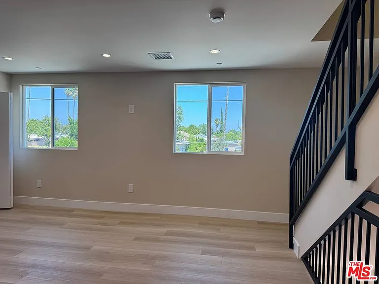 19104 Victory Blvd #19104 — Photo 3