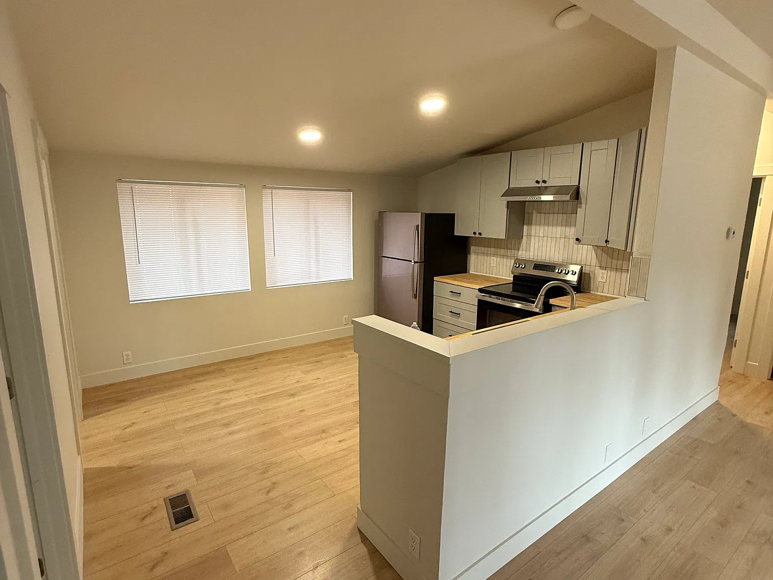 3 bed, 1100 sqft, $2,950 — Photo 3