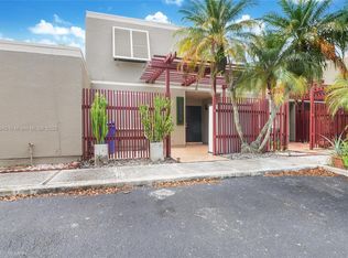 11110 N Lakeview Dr, Hollywood, FL 33026
