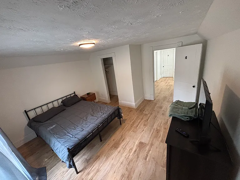 110 W Hanover St — Photo 4