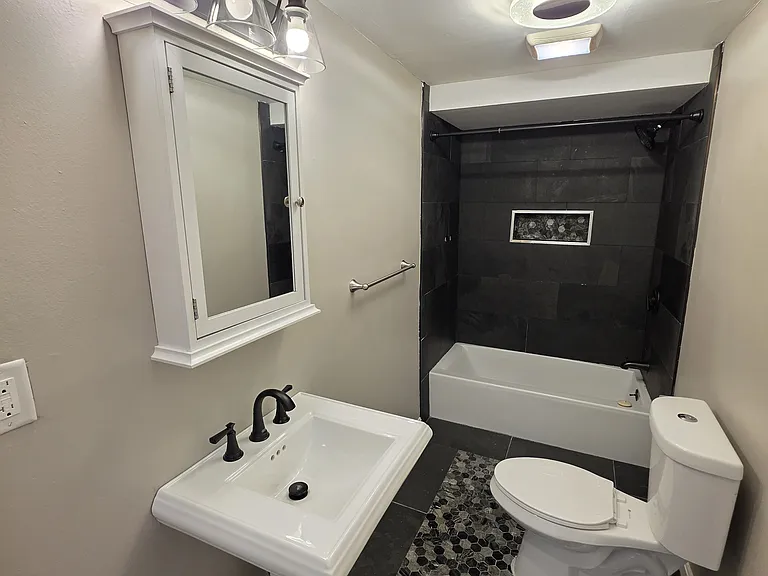 62 Seventh St 1stFlr 2B/2B EastProv! Hardwoods Fireplace! Laundry! — Photo 10