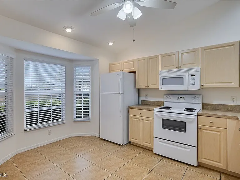 2221 NE 15th Ln — Photo 7
