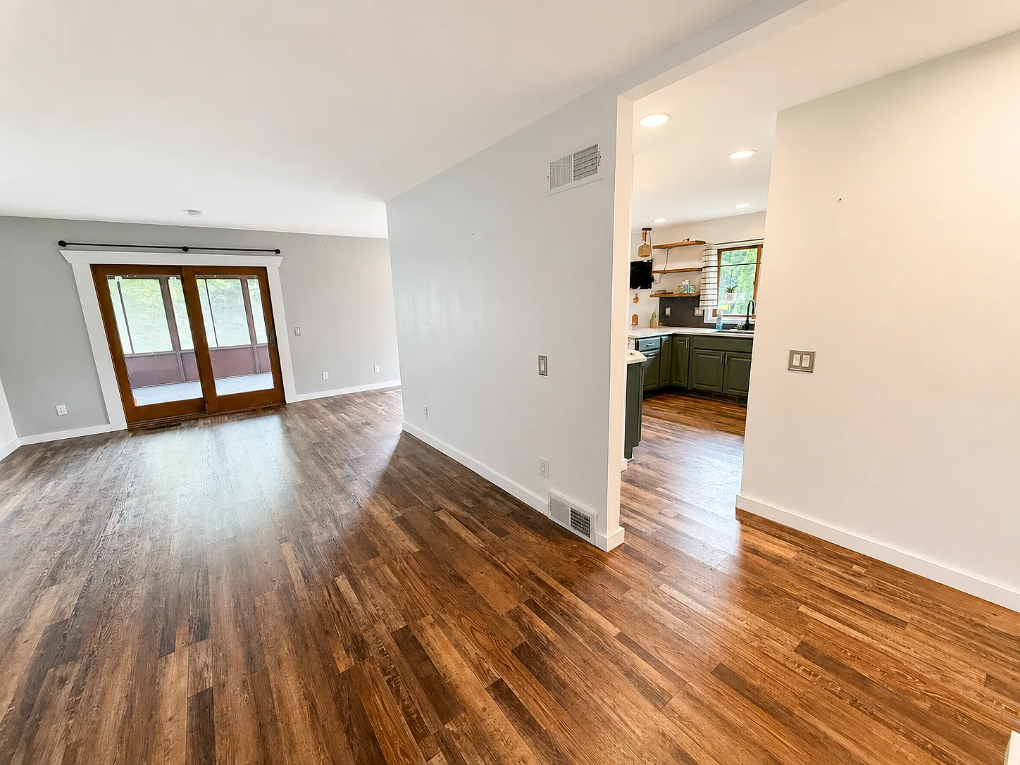 4 bed, 1992 sqft, $2,800 — Photo 4