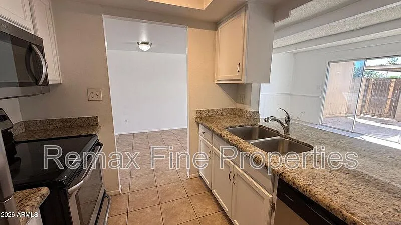3 bed, 2.0 bath, 1298 sqft, $1,810 — Photo 4