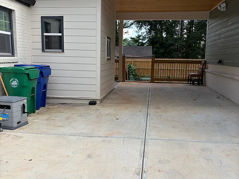 A Car port Area For Extra Parking Convenience!