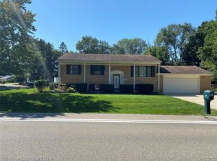 505 Wolverine Dr, Wolverine Lake, MI 48390