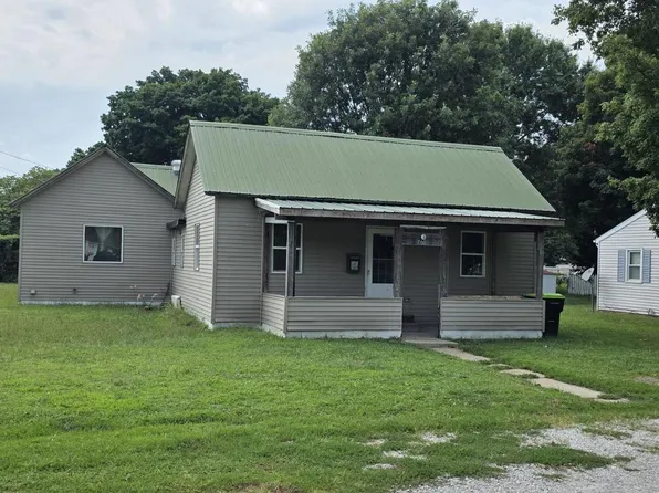 700 N Carico St, Tuscola, IL 61953