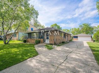 1422 W Maplewood Ct, Milwaukee, WI 53221