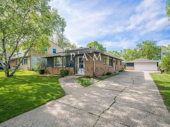 1422 W Maplewood Ct, Milwaukee, WI 53221