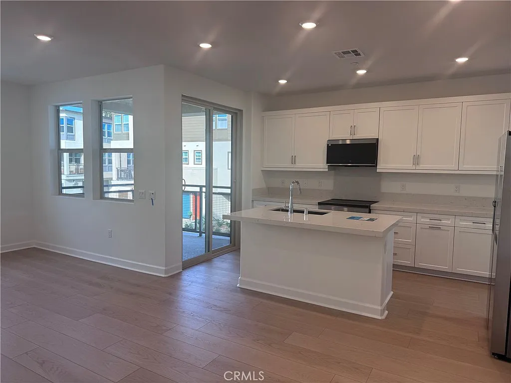 3 bed, 2.5 bath, 1408 sqft, $3,950 — Photo 4