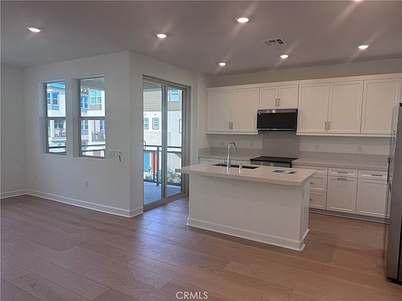 4th image of 300 Honeysuckle Way