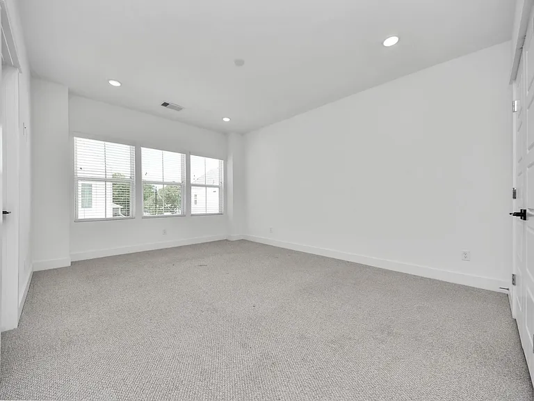318 Neyland St — Photo 30