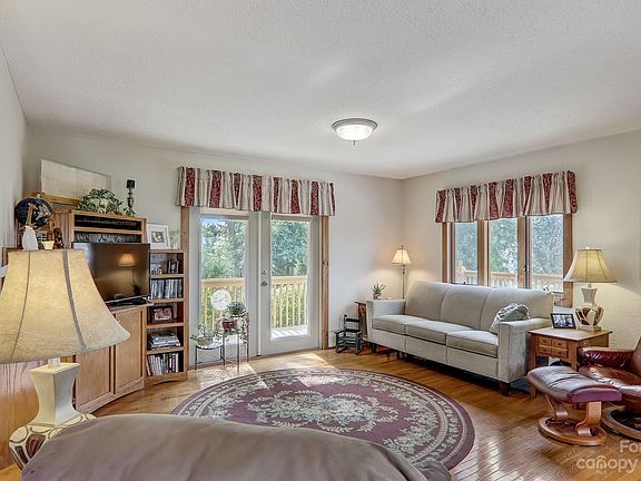 4th image of 677 Canyon Fox Dr