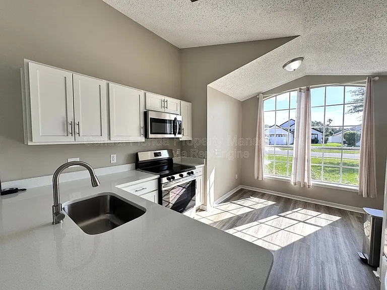 7305 Marseille Cir — Photo 4