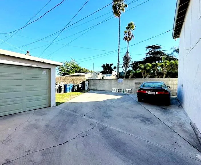 6542 S Victoria Ave — Photo 17