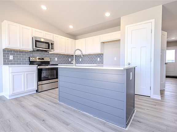 3rd image of 320 NE Driftwood St