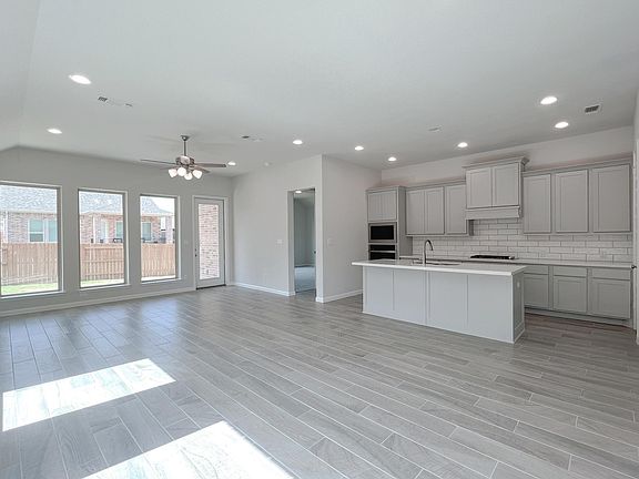 5th image of 221 Barton Oak Trl