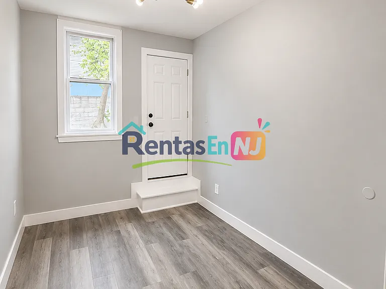 235 2nd St #2B — Photo 3