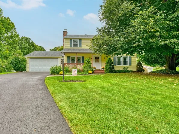 3 Benton Cir, Fairport, NY 14450