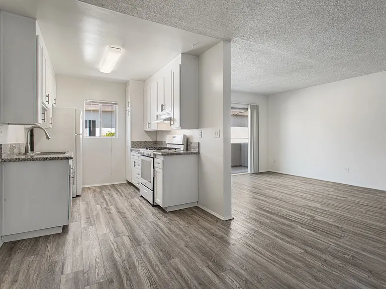 1324 Barry Ave #8 — Photo 1