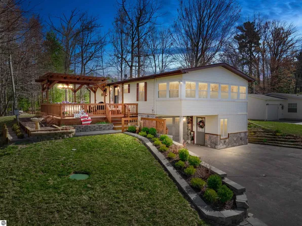 7740 W White Birch Ave, Lake City, MI 49651