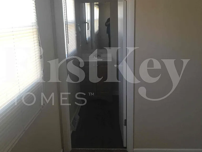 410 S Villa Ave — Photo 10