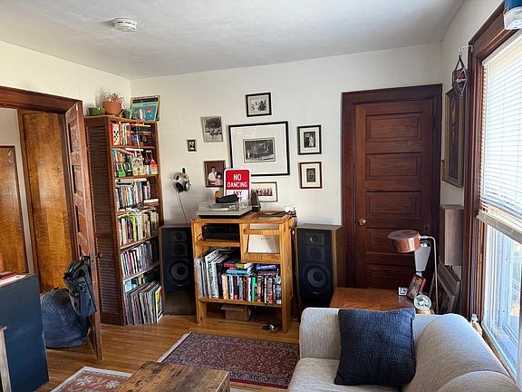 Living room / Second bedroom