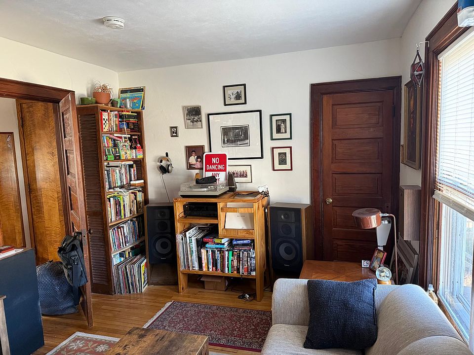 Living room / Second bedroom