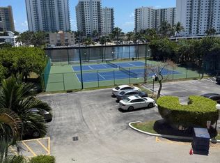 1000 Parkview Dr APT 424, Hallandale, FL 33009