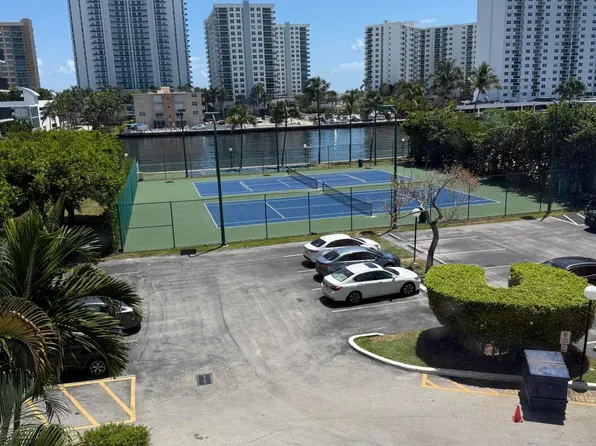 1000 Parkview Dr, Hallandale, FL