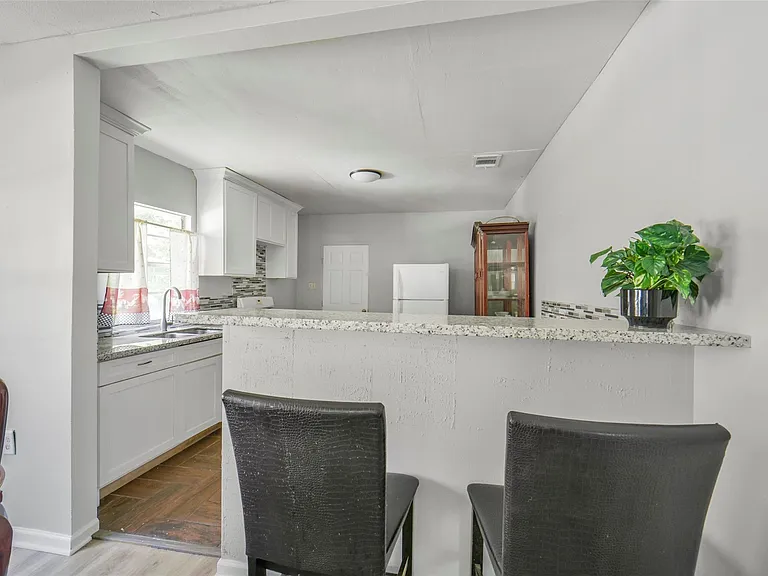 220 Engel St — Photo 6