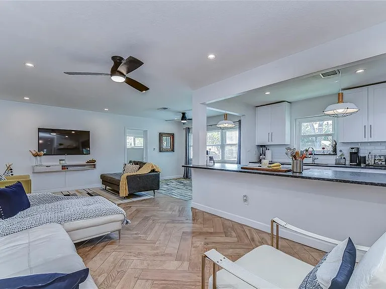 113 W Davis Blvd — Photo 2