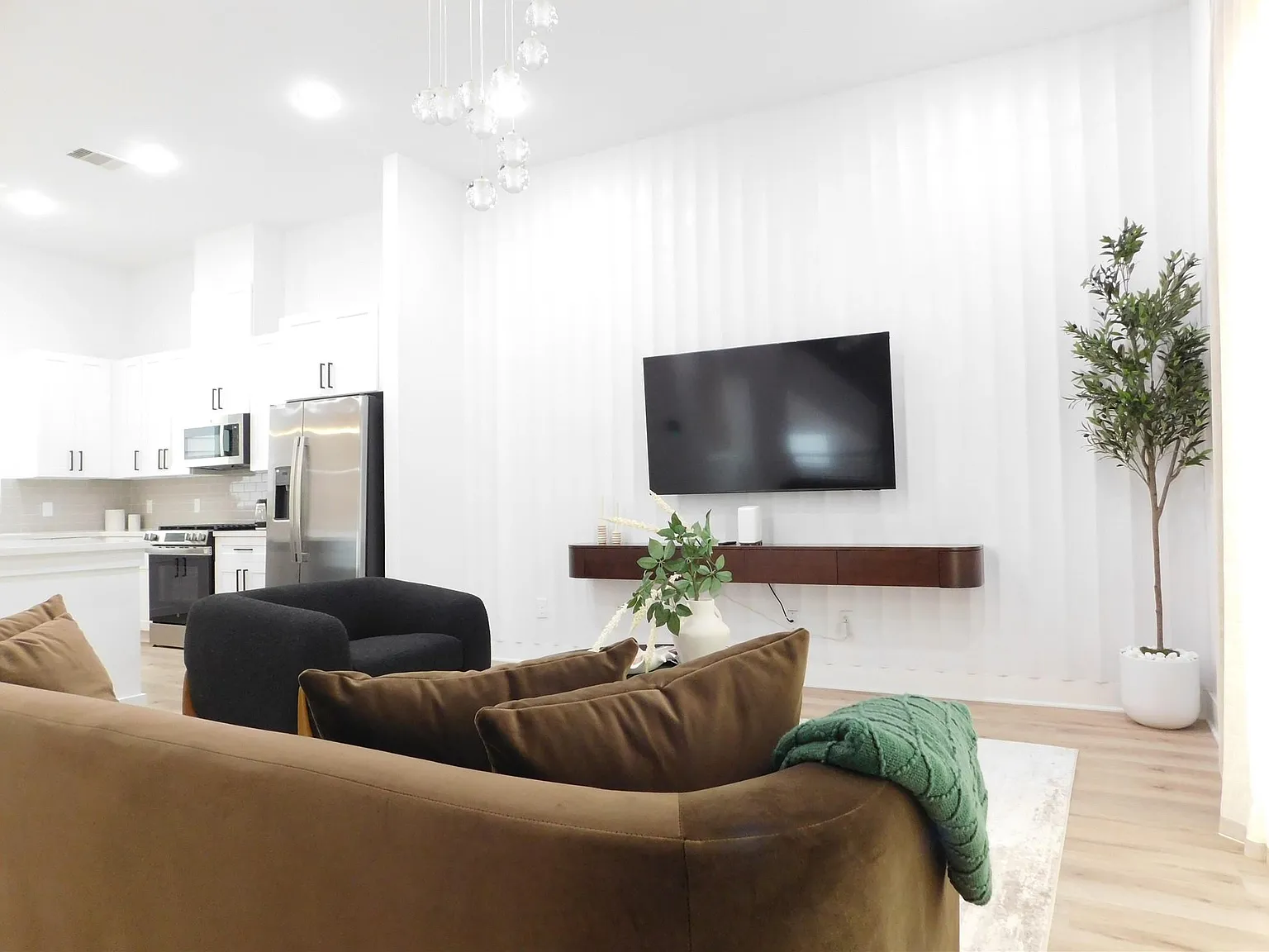 3 bed, 3.5 bath, 2579 sqft, $3,300 — Photo 2