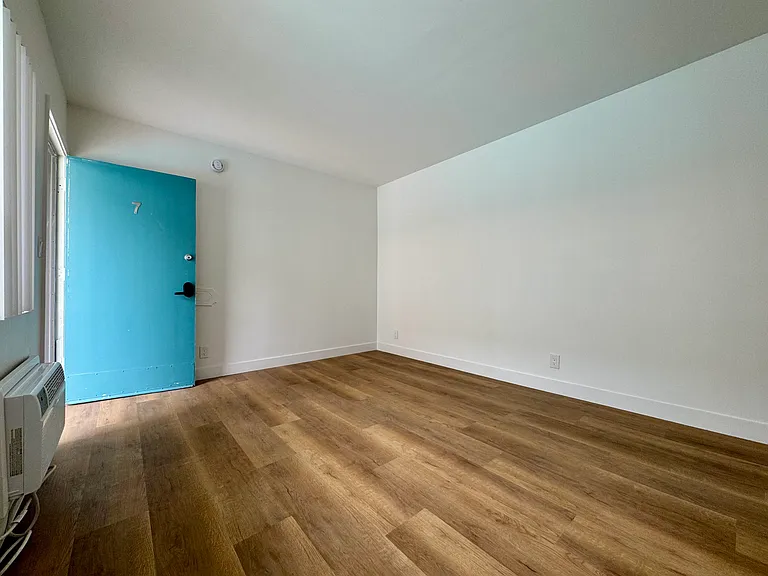 1230 W 29th St #2 — Photo 9