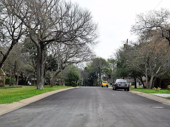 4th image of 7711 Hidden Hollow Dr