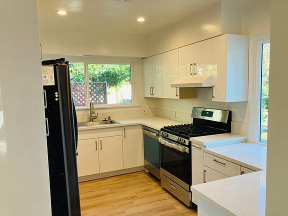 5th image of 15025 Leadwell St