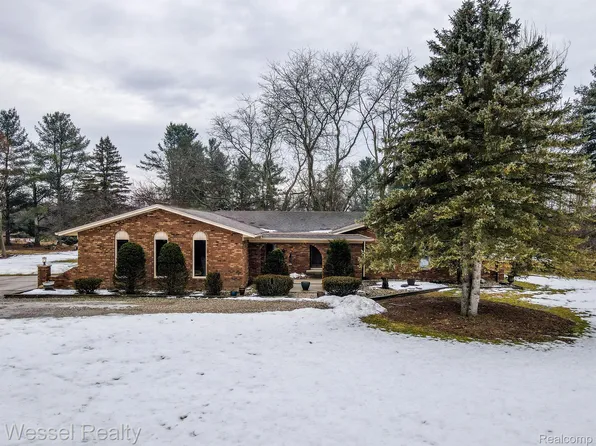 8824 Hough Rd, Almont, MI 48003