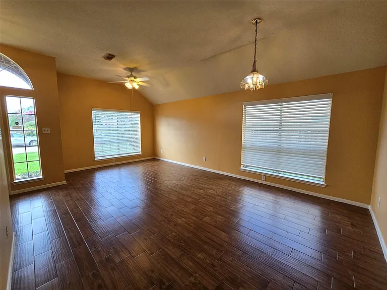 8927 Diamond Lake Ln — Photo 2
