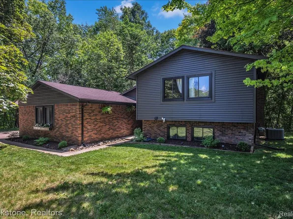 5067 Algonquin Blvd, Clarkston, MI 48348