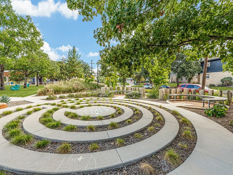 The Landmark at Alamo Heights — Photo 11