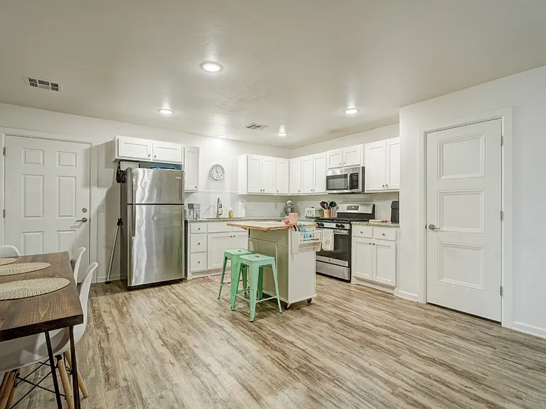 1520 N Market Ave — Photo 11