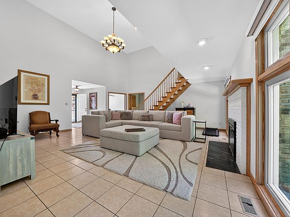 5th image of 40219 Denbigh Dr